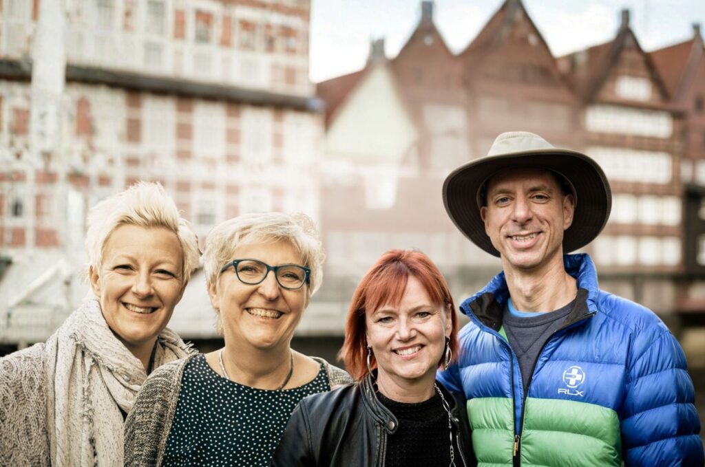 Astrid, Marianne und Yvonne mit John