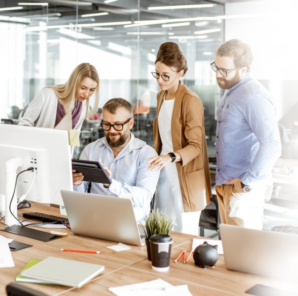 Team arbeitet gemeinsam an Leadership-Themen im modernen Büro